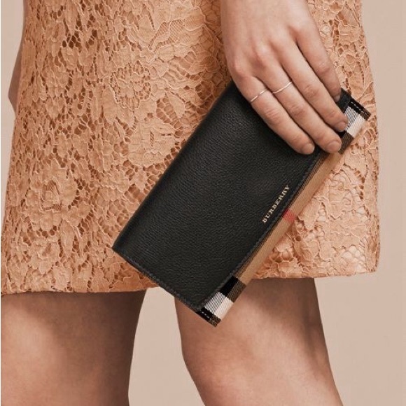 Burberry check details wallet on chain with detachable and adjustable strap - Picture 7 of 10